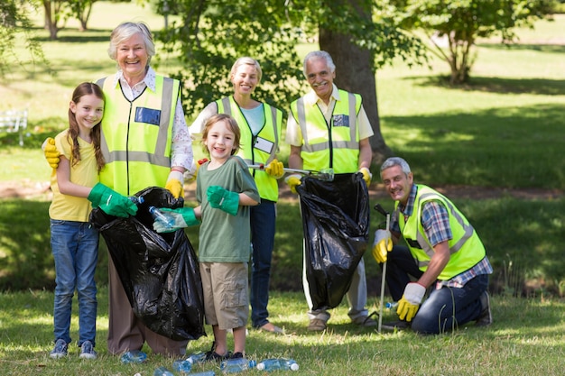 Familia Feliz Recogiendo Basura Foto Premium