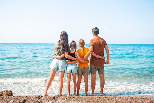 Familia Joven Pasar Las Vacaciones En La Playa Foto Premium