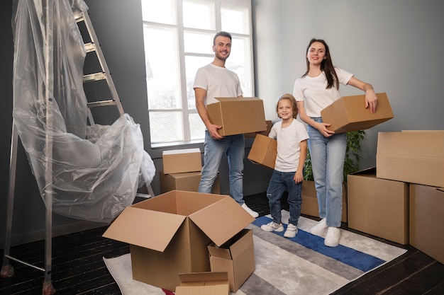 Familia Joven Que Se Muda A Una Nueva Casa Foto Gratis