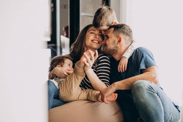 Familia joven con sus hijos en casa divirtiéndose Foto gratis