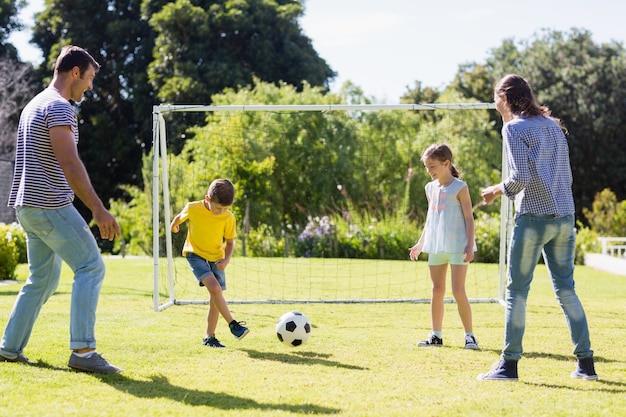 Familia Jugando Al Fútbol Juntos En El Parque Foto Premium