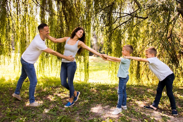 Familia Jugando Juntos En El Parque Foto Gratis 0825