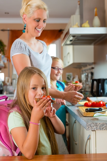 Familia Madre Preparando El Desayuno Para La Escuela Foto Premium 