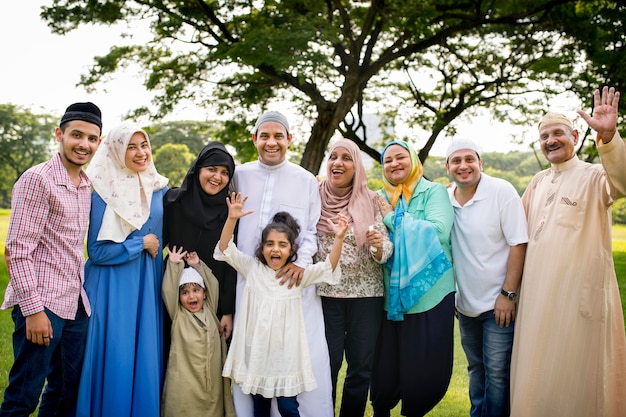 Familia Musulmana Pasando Un Buen Rato Al Aire Libre | Foto Premium