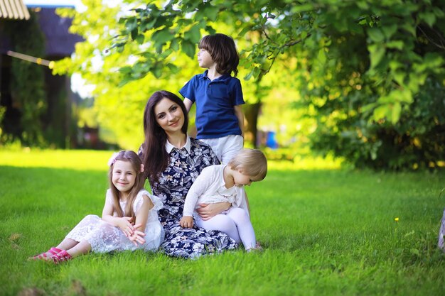 Familia Numerosa Joven En Una Caminata De La Ma Ana De Verano Hermosa