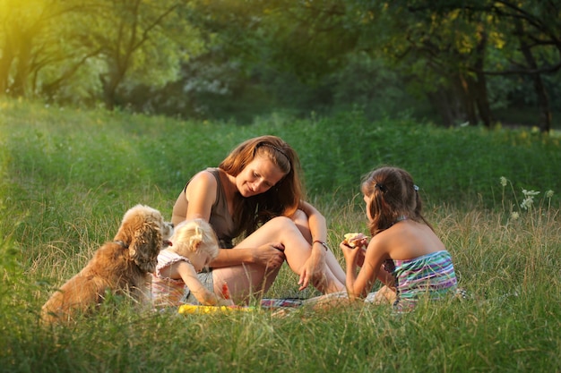 Familia En El Picnic En El Bosque Foto Premium