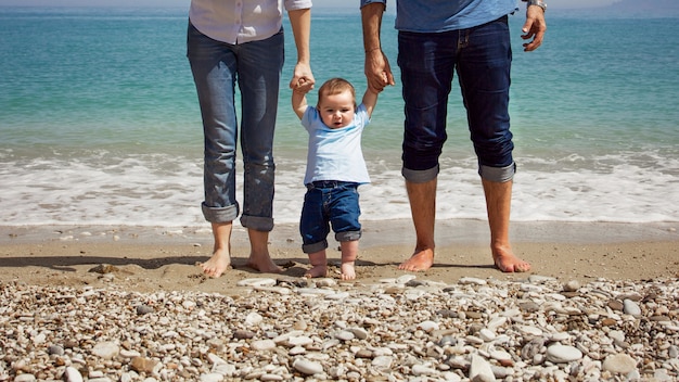 Familia en la playa | Foto Premium