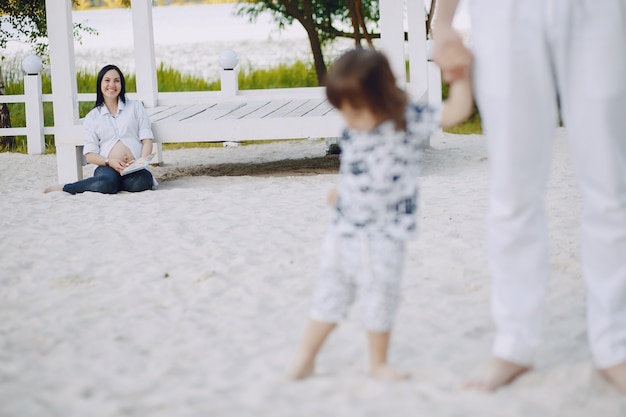 Familia en una playa | Foto Gratis