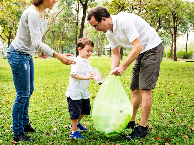 Familia Recogiendo Basura En El Parque Foto Premium