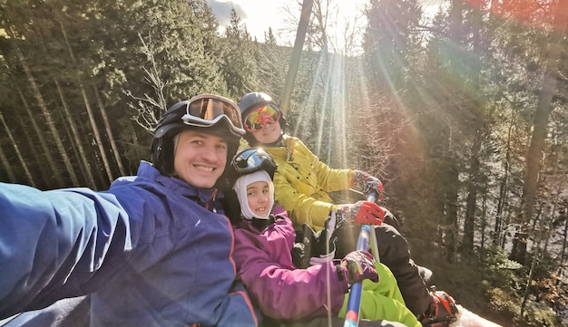 Familia en el remonte en las montañas Foto Premium