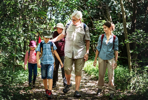 Familia De Senderismo En Un Bosque Foto Premium