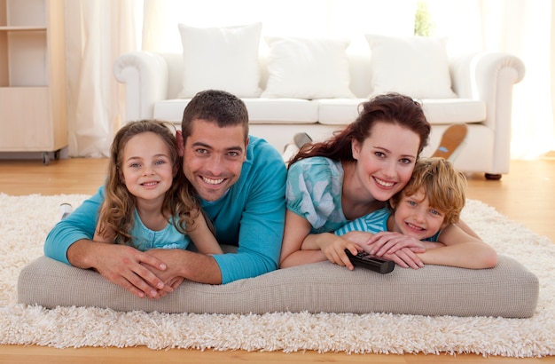 Familia Sonriente En Piso En Sala De Estar Foto Premium