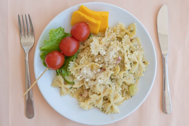 Farfalle De Pasta Con Tomate Cherry Y Queso En Placa Blanca Cerrar