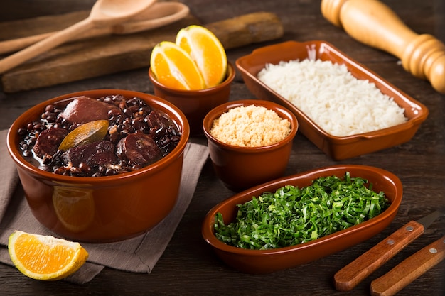 Feijoada una comida típica brasileña Foto Premium