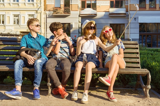 Felices 4 amigos adolescentes o estudiantes de secundaria se divierten ...