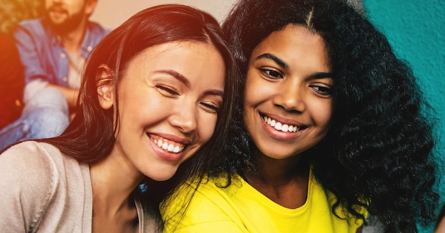 Felices Amigas Multiétnicas Sentadas En Las Escaleras De La Escuela O La Universidad Y 1634