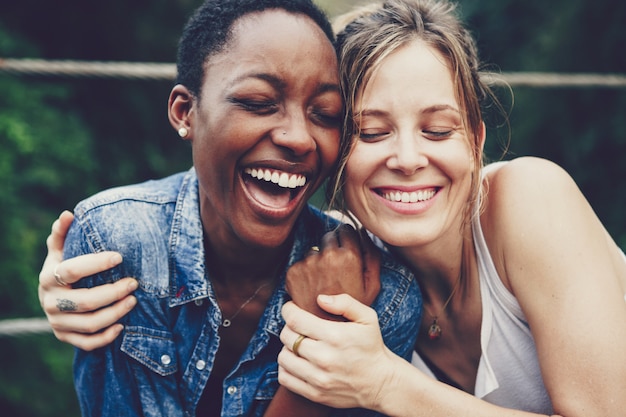 Foto Premium | Felices amigos abrazados