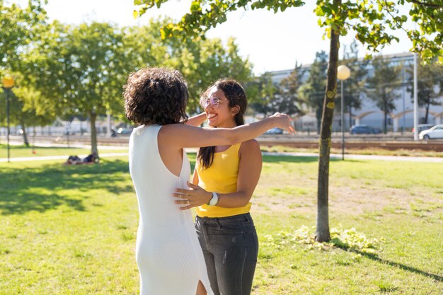 Felices Mujeres Jóvenes Abrazándose En El Parque Foto Gratis 