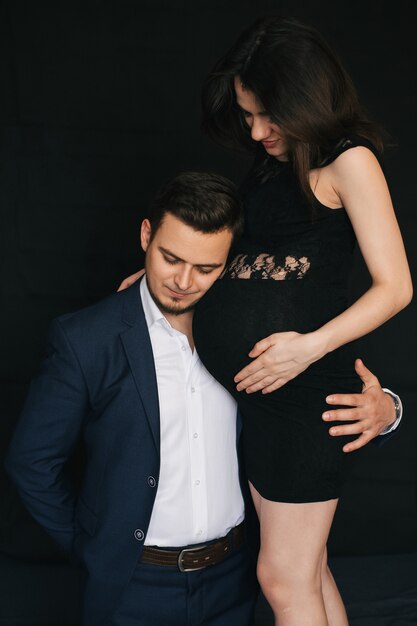 Felices Padres Esperando Un Bebe Un Hombre Abraza A Una Mujer Embarazada Por El Vientre Foto Premium