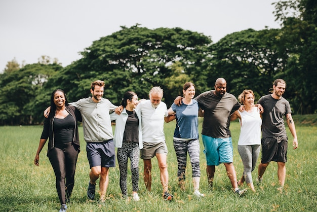 Felices personas diversas disfrutando juntos en el parque | Foto Premium