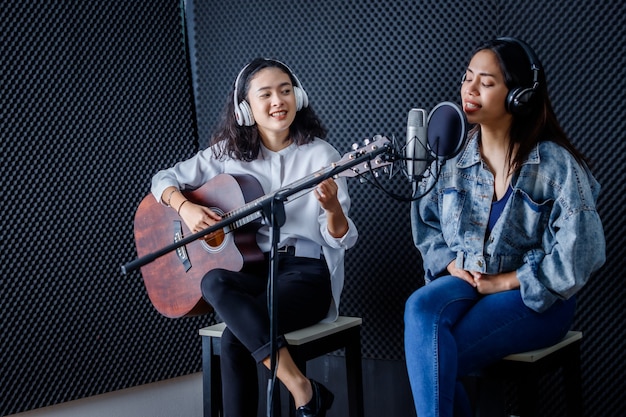 Feliz Alegre Muy Sonriente De Retrato Dos Joven Vocalista De Mujer