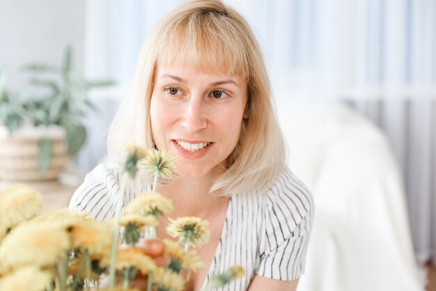 Feliz Alegre Sonriente Mujer Madura De Mediana Edad En La Sala De Estar Con Un Ramo De Flores