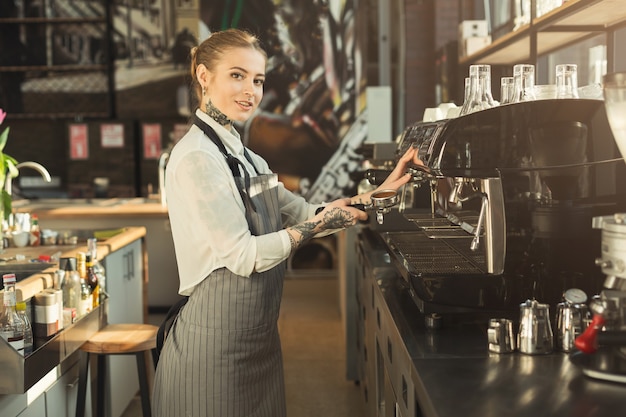 Feliz Barista Tatuado Joven Haciendo Café En La Máquina De Café Profesional Mujer Preparando 