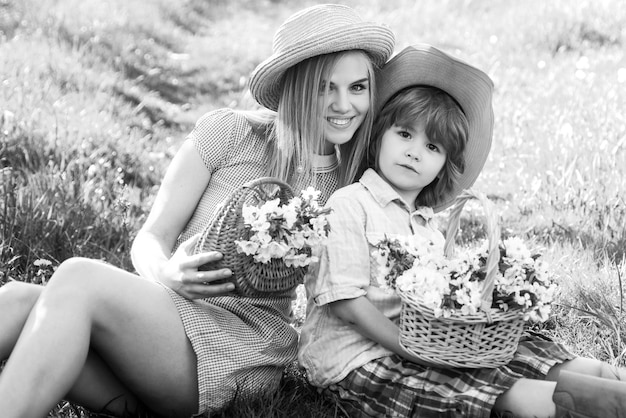 Feliz Día De La Madre Con El Hijo En El Picnic Mamá De La Familia Con El Niño Sentado En El 