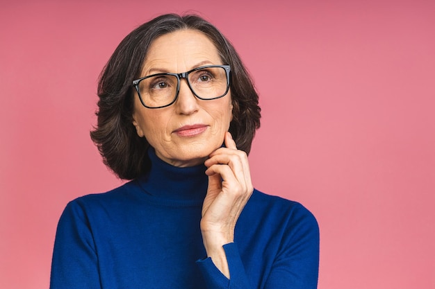 Feliz Elegante Mujer De Negocios De Edad Avanzada Madura Sonriente Que Se Encuentran Aisladas 