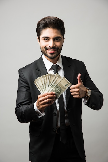 Feliz Empresario Indio Barbudo Sosteniendo El Ventilador En La Mano