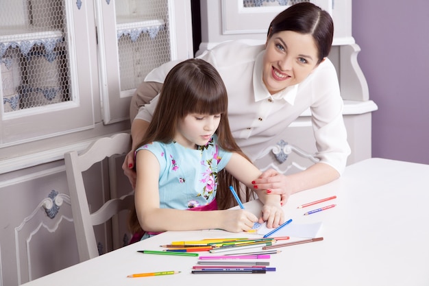 Feliz Hermosa Madre Enseñar A Su Hija A Pintar Pintar Y Sonreír Y Mirar A La Cámara Tiro Del 6420