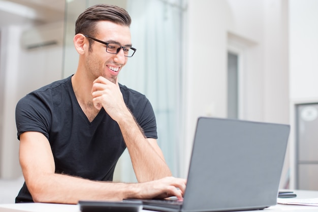 Feliz Joven Apuesto Hombre Trabajando En La Computadora Portátil Descargar Fotos Gratis 5342