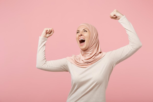 Feliz Joven Mujer Musulmana Rabe Con Ropa Ligera Hiyab Posando Aislada