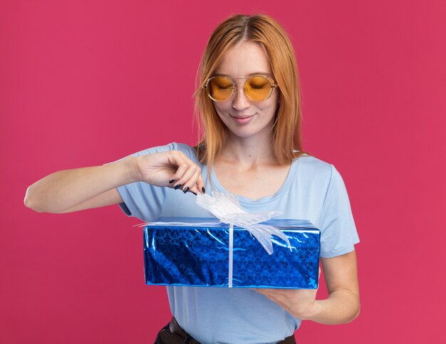 Feliz Joven Pelirroja Pelirroja Con Pecas En Gafas De Sol Sosteniendo Y Mirando La Caja De