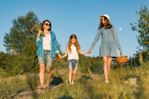 Feliz Madre Y Dos Hijas Cogidos De La Mano Foto Premium 