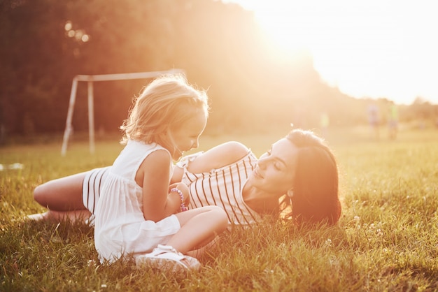 Feliz Madre E Hija Abrazando En Un Parque En El Sol En Un Brillante Verano De Hierbas Foto Gratis 3714