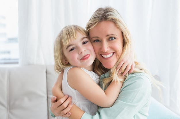 Feliz Madre E Hija Abrazándose En El Sofá En Casa En La Sala De Estar Foto Premium 