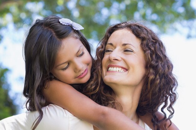 Feliz Madre E Hija Abrazándose Foto Premium 