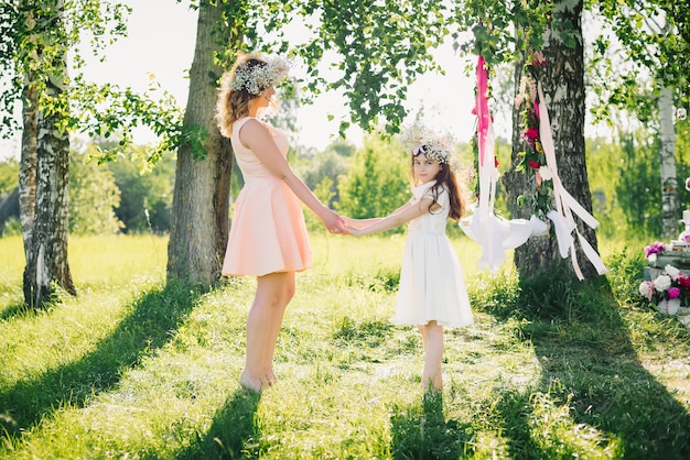 Feliz Madre E Hija Cogidos De La Mano En El Verano Foto Premium 