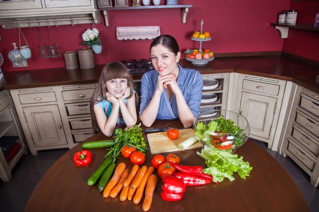 Feliz Madre E Hija Disfrutan Haciendo Y Comiendo Juntos En Su Cocina Una Comida Saludable Hacen