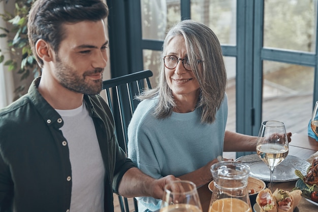 Feliz Madre E Hijo Senior Sonriendo Mientras Cenan Juntos Foto Premium