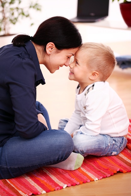 Feliz madre con hijo | Foto Gratis