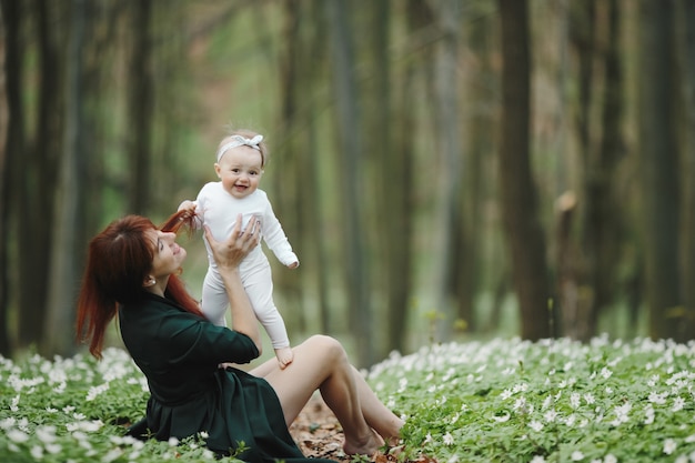 Feliz mamá y su pequeña hija son felices | Foto Gratis