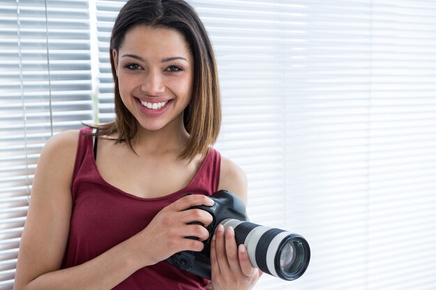 Feliz Mujer Fotógrafa De Pie En El Estudio | Foto Premium