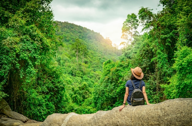 Feliz Mujer Viaja Sola En El Bosque La Mujer Activa Con Buen Humor Se Sienta En