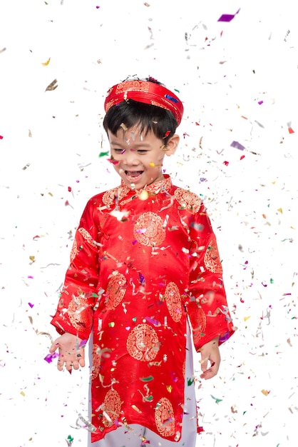 Feliz niño vietnamita en rojo ao dai celebrando el año nuevo con