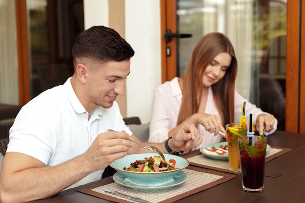 Feliz pareja amorosa disfrutando del desayuno en un café Foto Premium