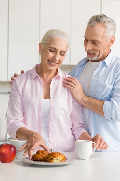 Feliz Pareja Amorosa Madura En La Cocina Cerca De Pasteles Foto Gratis 6574