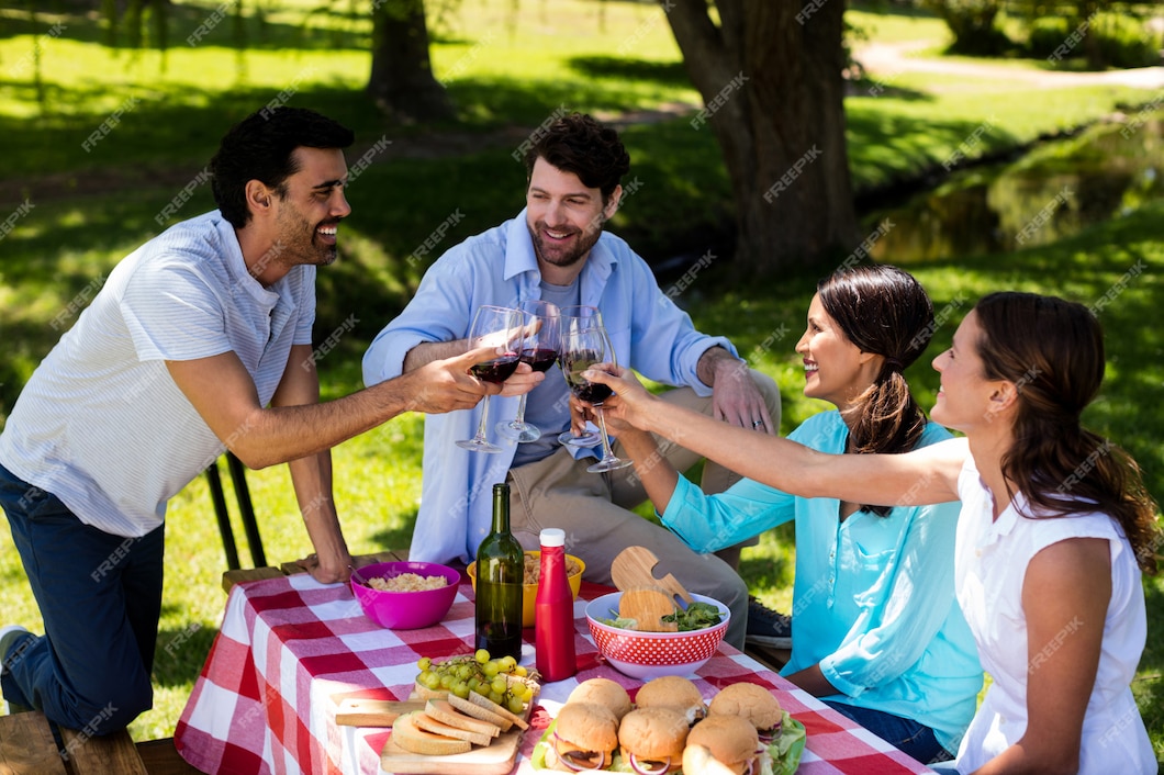 Feliz Pareja Brindando Unas Copas De Vino Foto Premium