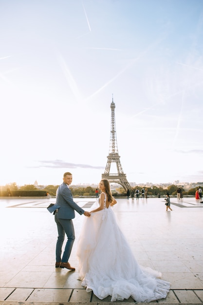 Feliz Pareja Casada Romantica Abrazando Cerca De La Torre Eiffel En Paris Foto Premium